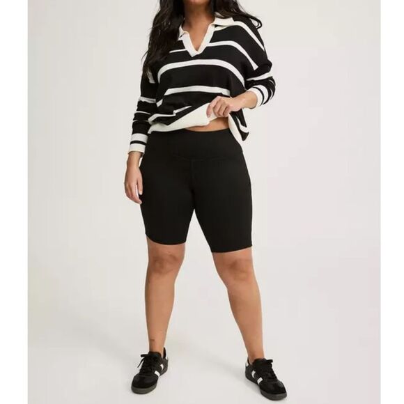 Torrid Active Black Biker Shorts Pocket 11" Inseam Size 2X - Picture 1 of 4